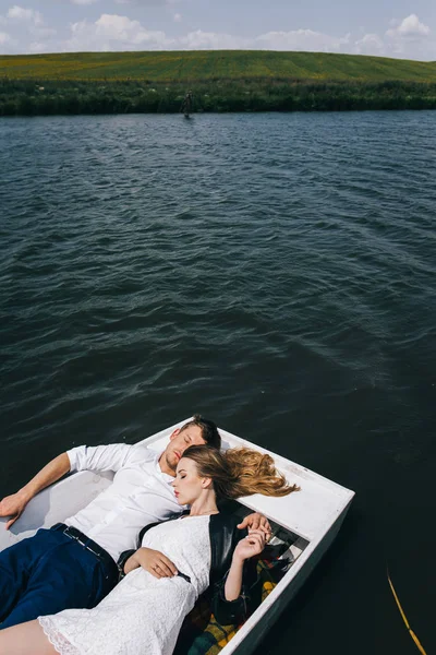 Casal encantador em barco no lago — Fotografia de Stock