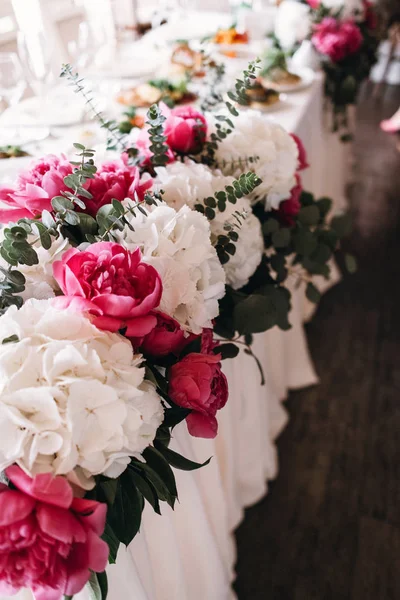 Decoración de la boda con peonías . — Foto de Stock