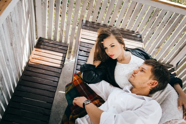 Frau und Mann liegen im Pavillon — Stockfoto