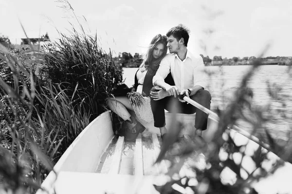 Casal encantador em barco no lago — Fotografia de Stock