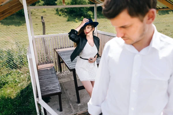 Mulher e homem na cabana — Fotografia de Stock