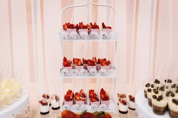 Deliciosa barra de dulces de recepción de boda — Foto de Stock