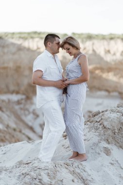 Kumlu yerlerde bir yolda Çift