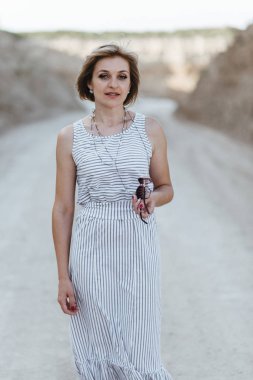 Kadın kumlu yerlerde bir yolda