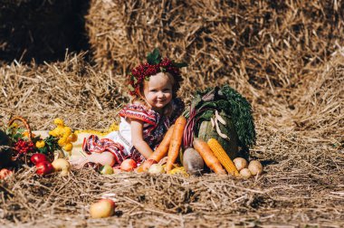 Saman yakınındaki desenlerle elbiseli kız