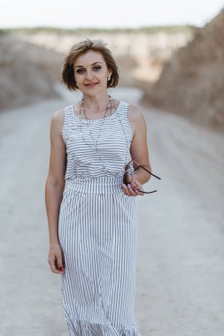 Kadın kumlu yerlerde bir yolda