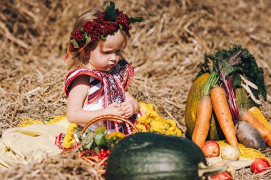 Saman yakınındaki desenlerle elbiseli kız