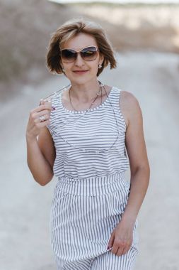 Kadın kumlu yerlerde bir yolda