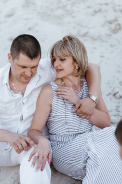 Boyunca kumlu yerlere yürüme Çift