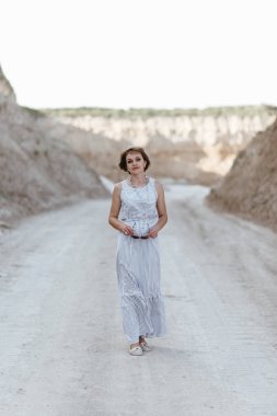 Kadın kumlu yerlerde bir yolda