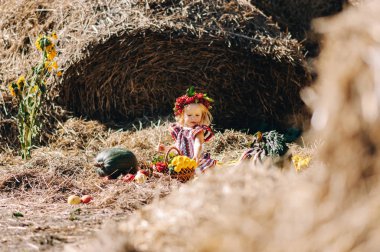 Saman yakınındaki desenlerle elbiseli kız