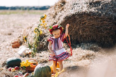 Saman yakınındaki desenlerle elbiseli kız