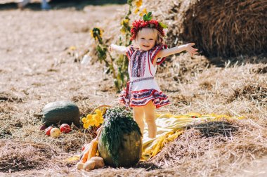 Saman yakınındaki desenlerle elbiseli kız