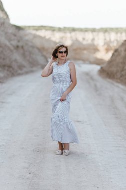 Kadın kumlu yerlerde bir yolda