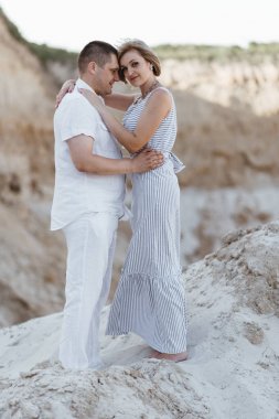 Kumlu yerlerde bir yolda Çift