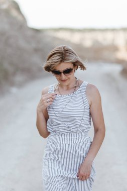 Kadın kumlu yerlerde bir yolda