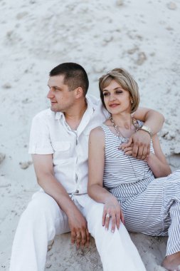 Kumlu yerlerde bir yolda Çift