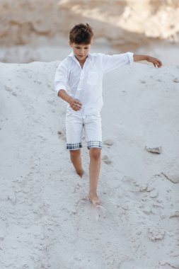 Çocuk kumlu yerlerde bir yolda