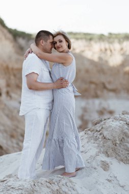 Kumlu yerlerde bir yolda Çift