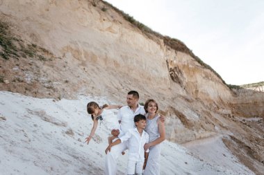 Mutlu aile boyunca kumlu yerlere yürüme