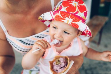 dondurma yiyen bebek