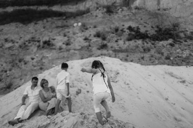 Mutlu aile boyunca kumlu yerlere yürüme