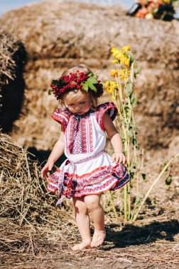 Saman yakınındaki desenlerle elbiseli kız