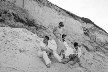 Mutlu aile boyunca kumlu yerlere yürüme