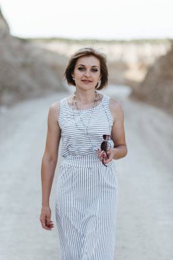 Kadın kumlu yerlerde bir yolda