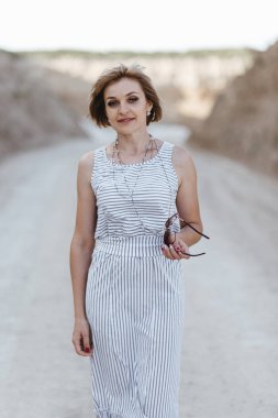 Kadın kumlu yerlerde bir yolda