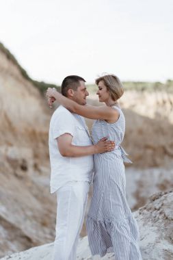 Kumlu yerlerde bir yolda Çift