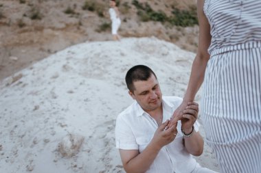 Kumlu yerlerde bir yolda Çift