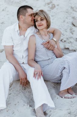 Kumlu yerlerde bir yolda Çift