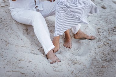 Kumlu yerlerde bir yolda Çift