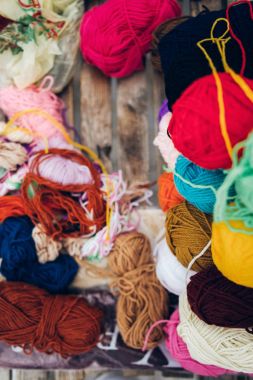 Renkli iplik topları