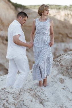 Kumlu yerlerde bir yolda Çift