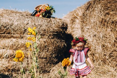 Saman yakınındaki desenlerle elbiseli kız
