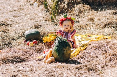 Saman yakınındaki desenlerle elbiseli kız