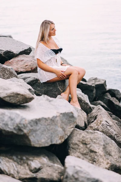 Genç kadın bikini deniz tarafından