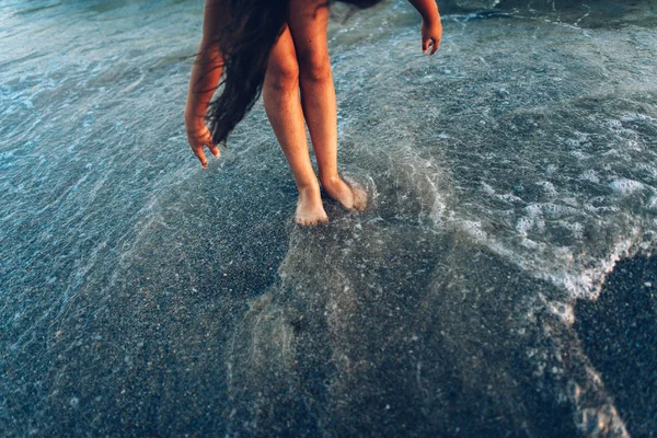 ผู้หญิงเดินบนชายหาด — ภาพถ่ายสต็อก
