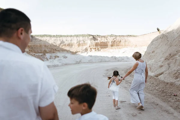 Mutlu aile boyunca kumlu yerlere yürüme