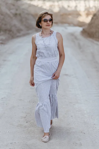 Kadın kumlu yerlerde bir yolda