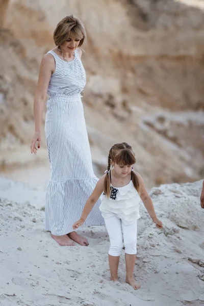 Felice famiglia passeggiando lungo i luoghi sabbiosi — Foto Stock