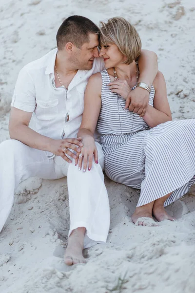 Kumlu yerlerde bir yolda Çift