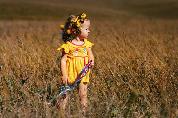 Çelenk alanında giyen küçük kız 