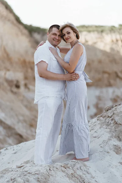 Kumlu yerlerde bir yolda Çift