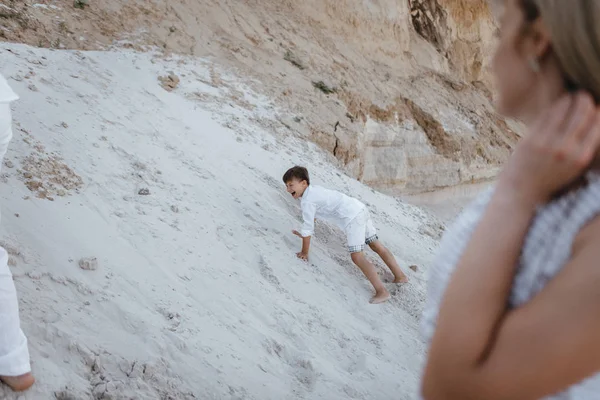 Mutlu aile boyunca kumlu yerlere yürüme