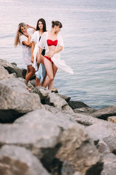 Belle ragazze in costume da bagno via mare — Foto Stock