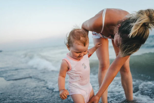 Μαμά και το μωρό με τα πόδια στην παραλία — Φωτογραφία Αρχείου
