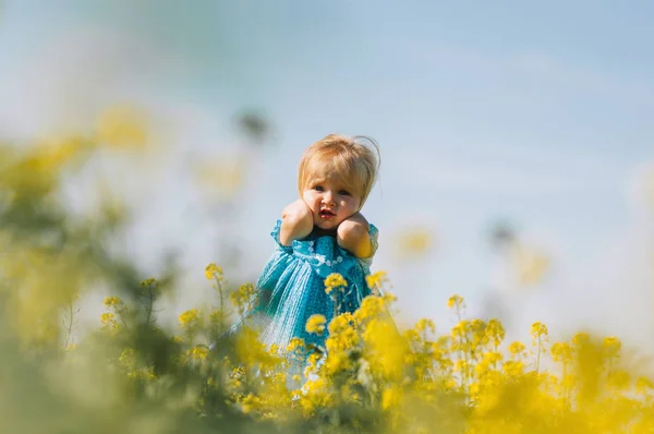 Menina no campo de flores amarelas — Fotografia de Stock